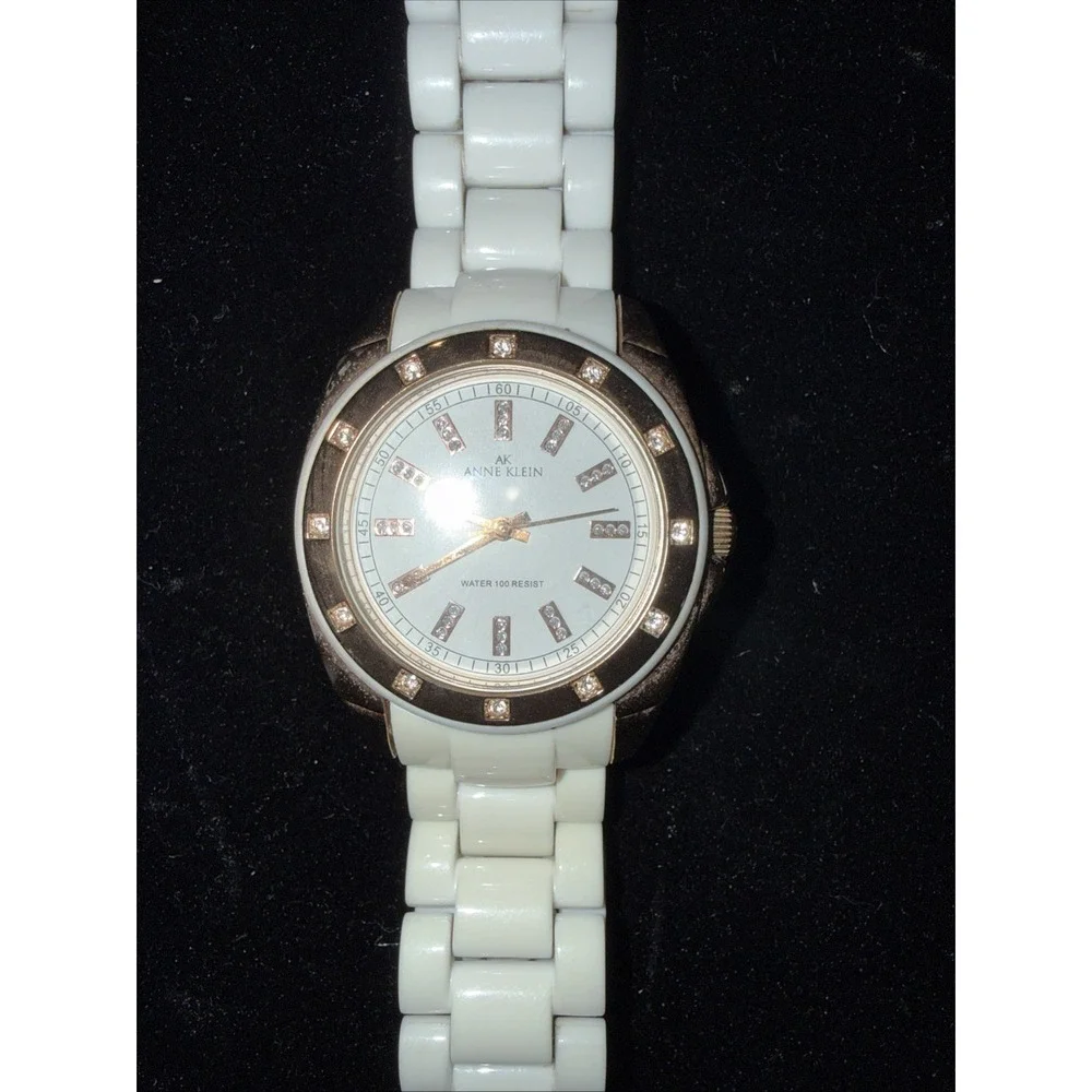 VINTAGE ANNE KLEIN RHINESTONE DETAIL PLASTIC WHITE BRACELET‎ FACE WATCH 5431